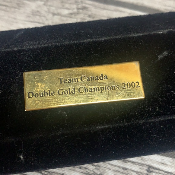 Team Canada 🇨🇦 2002 Vtg Double Gold Champions Collectors Pins and Case - Picture 6 of 7